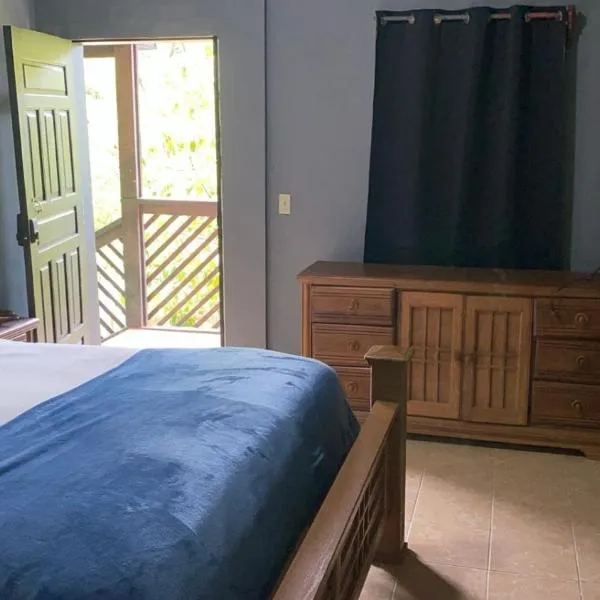 Airport Inn Roatan, hotel v destinaci Coxen Hole