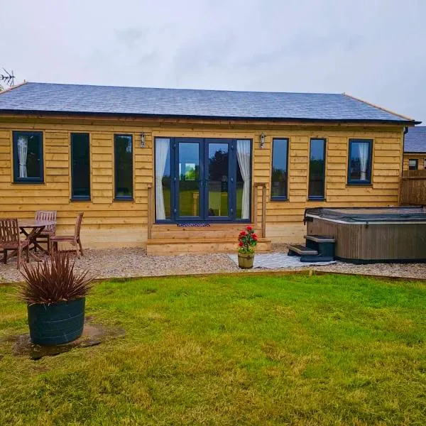 Edgmond Lodges - 1 & 2 Bed Luxury Log Cabins with Private Hot Tubs Derbyshire, hotel v destinaci Hilton