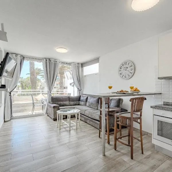Primavera Tranquil Retreat 2-Bedroom Apartment with Balcony, Garden View & Fiber WiFi, hotel in Arona