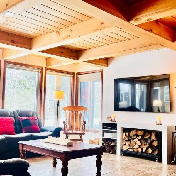 Chalet familial et SPA à proximité du Mont Orford, hotel v destinaci Orford