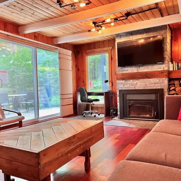 Chalet tout inclus avec SPA près du Mont Orford, hotelli kohteessa Orford