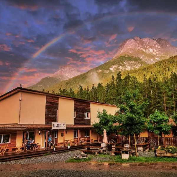 Reitstall und Saloon San Jon, hótel í Scuol