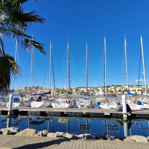 Studio cabine avec vue sur le port, hotel in Gruissan
