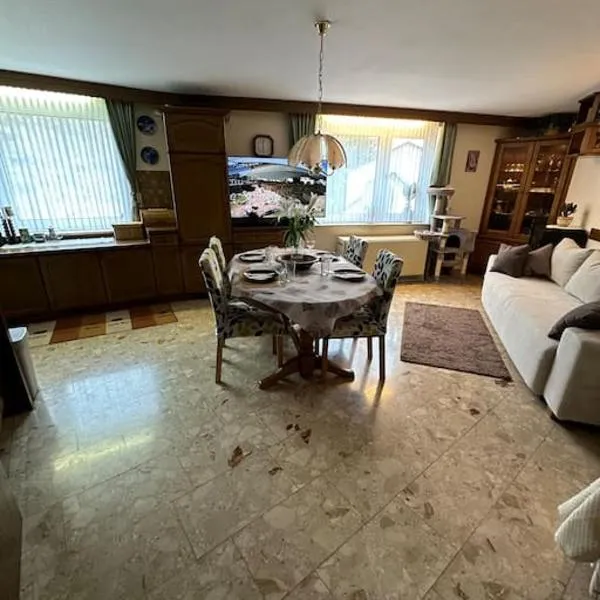 Charming 2 Bedroom House with Cozy Attic in Scenic Ferschweiler Perfect for Families!, hotel a Ferschweiler