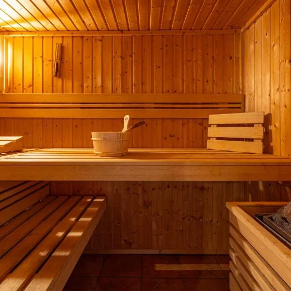 Wellnessparadies mit Sauna und Whirlpool, hotel in Krakow am See