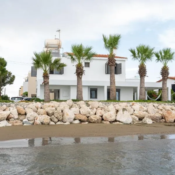 Beachfront Meneou Blu 2 Bedrooms Beach House, hotel u gradu 'Meneou'