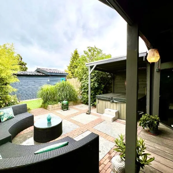 Buddha style family house & jacuzzi & sauna near Amsterdam、Vijfhuizenのホテル