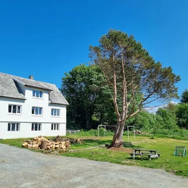 Sommerhus med 4 soverom og sjøutsikt, hotel in Hinderåker