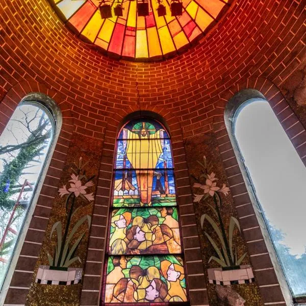 La Chapelle de verre, un lieu unique au monde, hotel v destinaci Ronquières