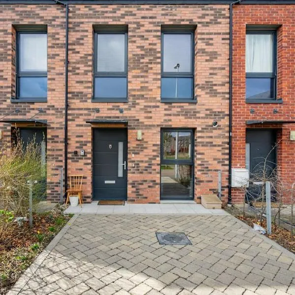 Bright, modern 2 bedroom house with free parking!, hotel v destinaci Edinburgh
