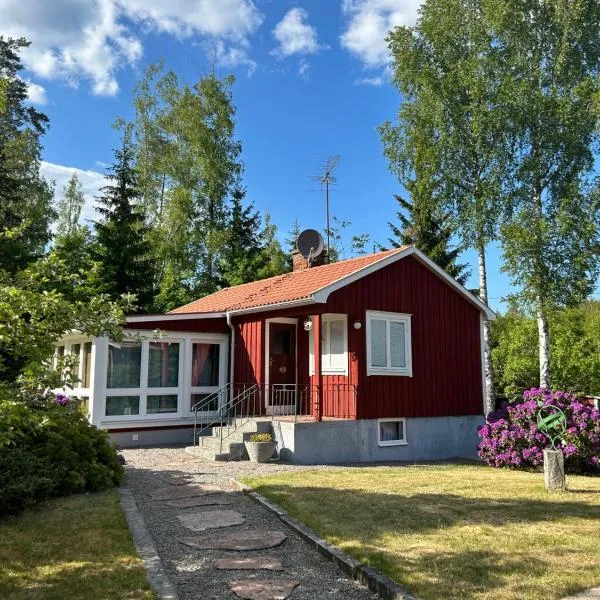 Egen stuga nära Åsnen, Tallbacken, hotel in Urshult
