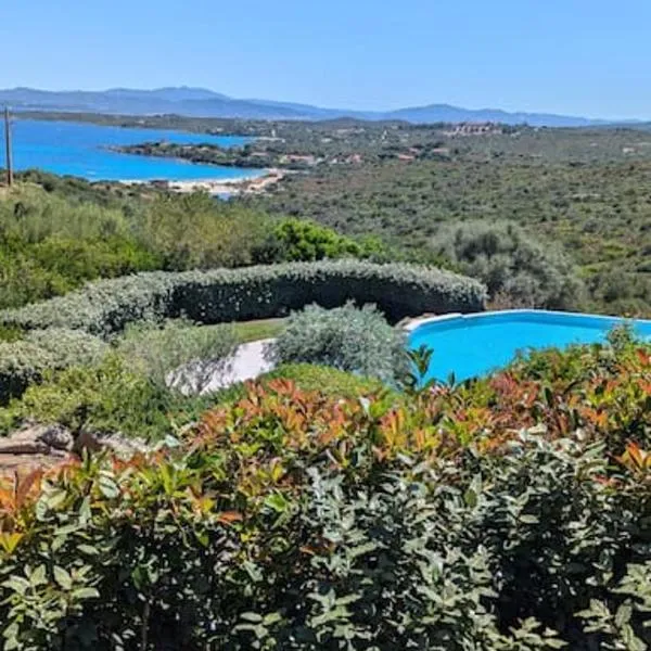 Supreme Beach Location with pool at Cala Sassari, hotel i Marinella