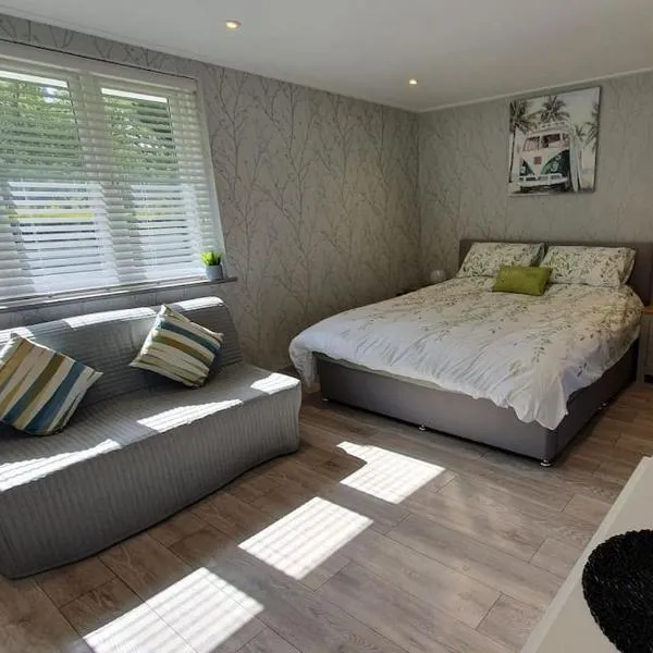Little Eden New Forest and Coastal Retreat Langley Hampshire, hotel v destinaci Langley