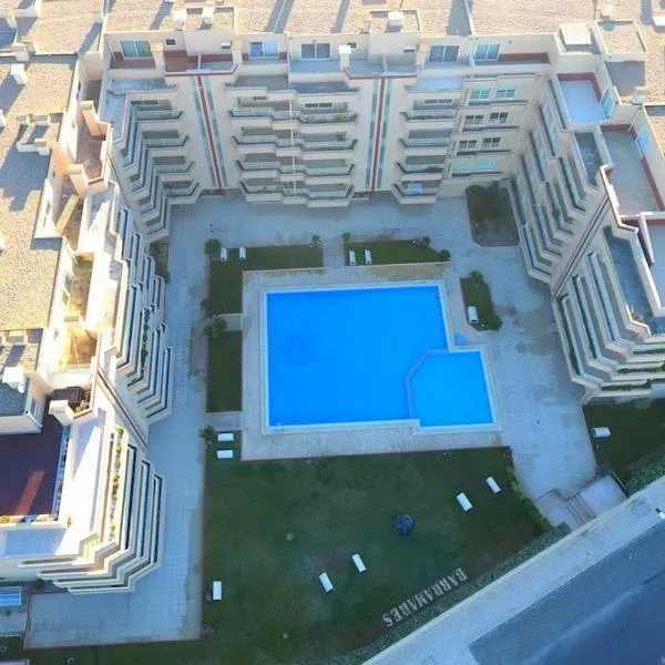 Pool and sea view accommodation 50 m sea, hotel in Furadouro