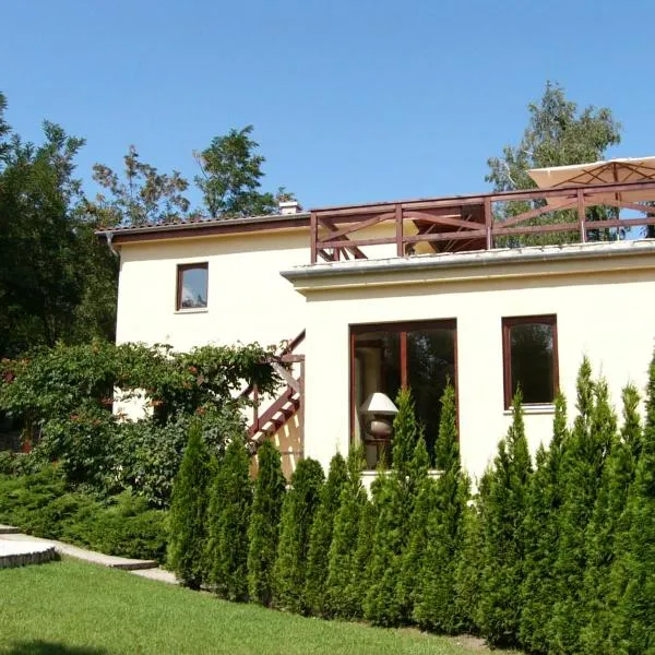 Vacation home near Budapest, ideal for Hungaroring, hotel v destinaci Leányfalu