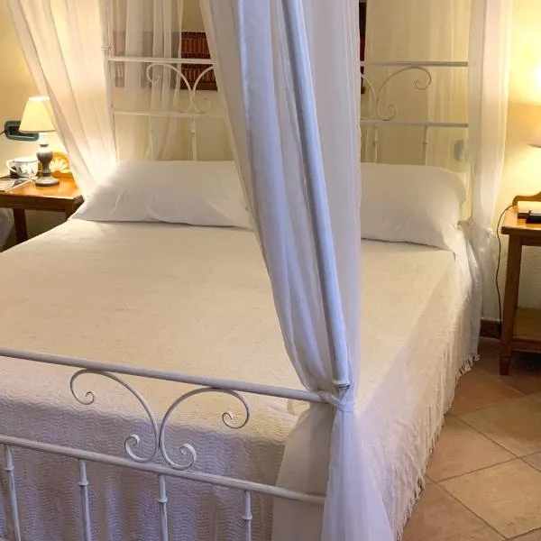 BnB Inn - Cyclists & Bikers - CAMERE CON BAGNO PRIVATO-PARCHEGGIO INTERNO PER MOTO e BICI -ENERGETIC BREAKFAST extra, hotel v destinaci Làconi