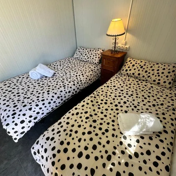 Bungalow GOLOSINA, hotel v destinácii Torrelaguna