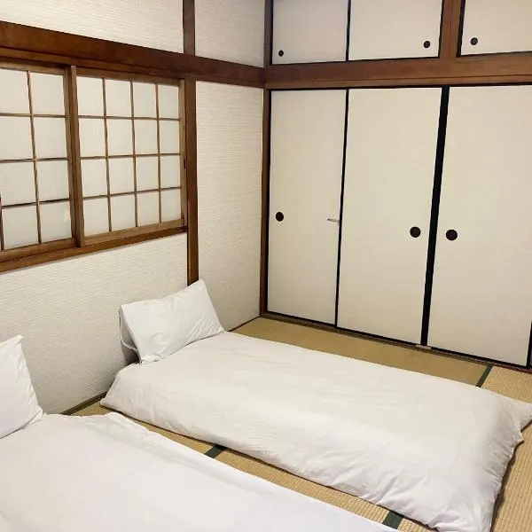 Waraku No2,Guesthouse near KIX, hotel v destinaci Izumi-Sano