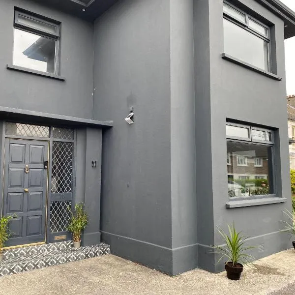 Twelve - Boutique Guest House -Galway City Centre -6 Bed En-Suite - Free Parking, hotel v destinaci Galway