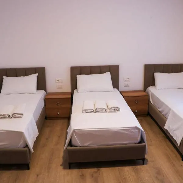 Albora Guest House 3, hotel v destinaci Fier