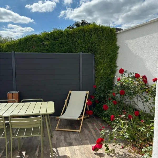 Maison des Larris - proche Aéroport - navette Gare, hotel in Beauvais