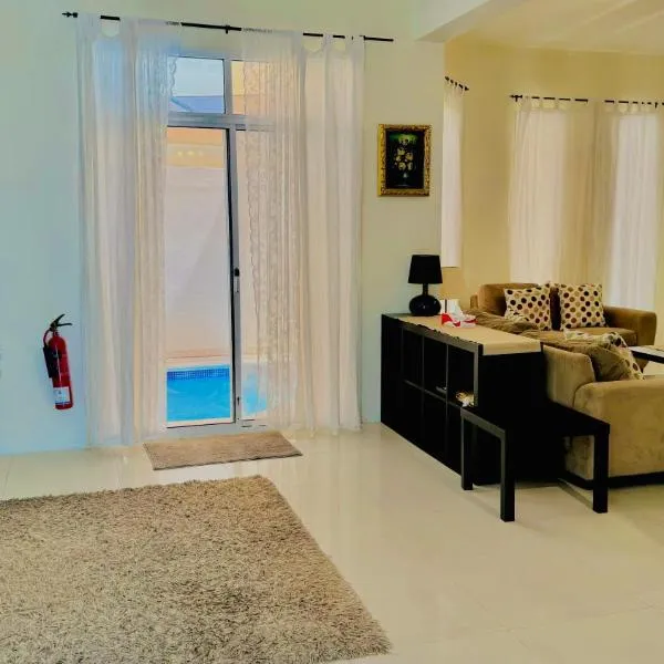 Modern Villa with Swimming Pool, hotel a Al Ḩadd