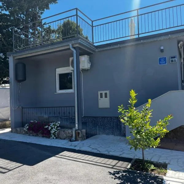 Holiday house Lara, hotel in Starigrad