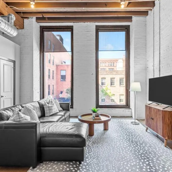Stylish Riverfront Loft- Gym - Walk to Arch, Casino, Conventions, hotel in Saint Louis