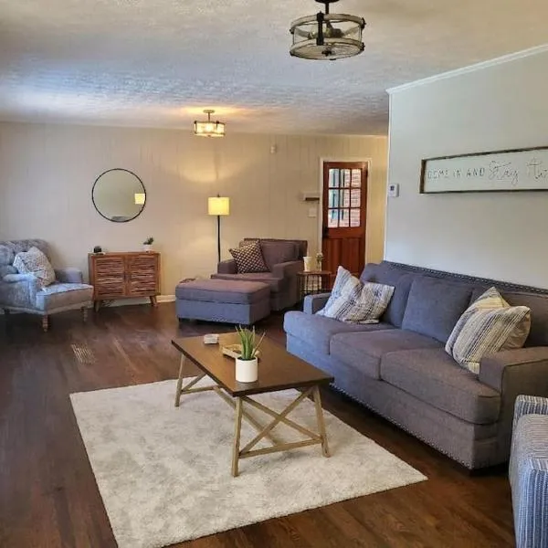 Pine Valley Place 3 Bedroom 2 Bathroom house, hotel v destinaci Gainesville