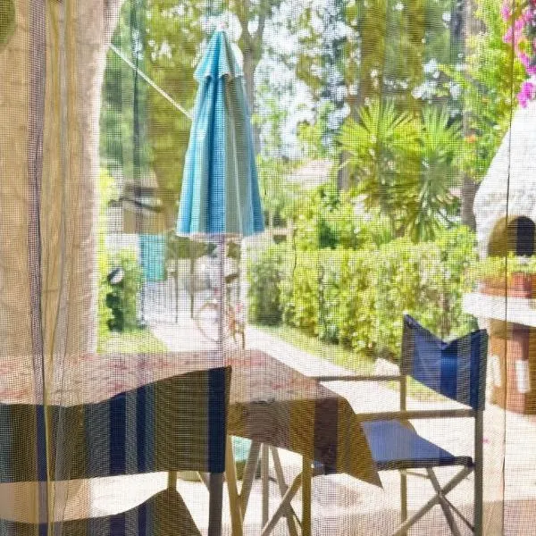 M092 - Marcelli, villetta con giardino a 250mt dal mare, hotel v destinácii Marcelli