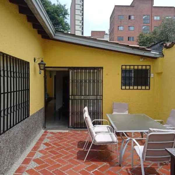 Yellow House Hostel, hotel v destinaci Medellín