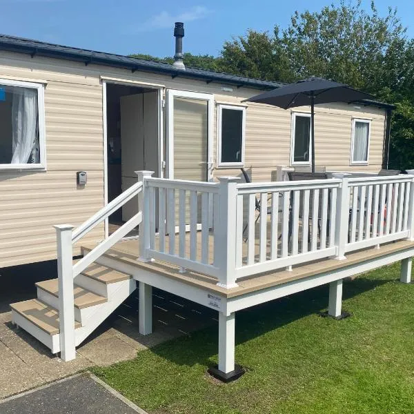 Whitecliff Bay Holiday Park - Most popular location near Pools, Clubs and Beach, hotel v destinaci Bembridge