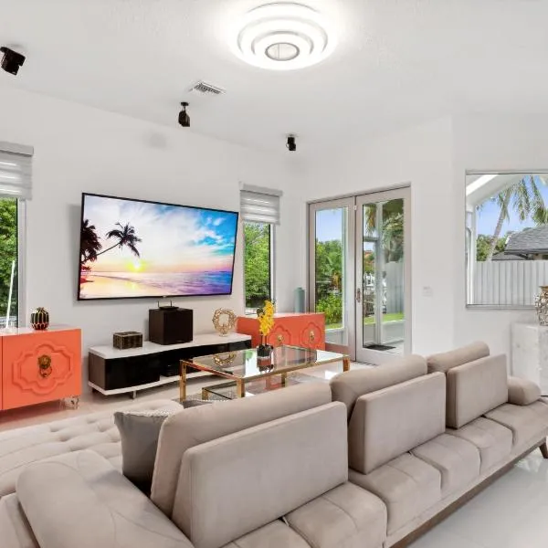 Luxury Modern Waterfront House in BEST Location! King Bed Suite & Close to Beach, hotel v destinaci West Palm Beach