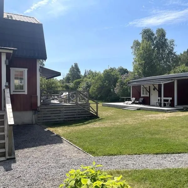 Mysig stuga i Stavnäs By- Sommarhamn, Värmdö, hotel v destinaci Stockholm