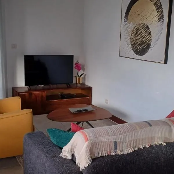 Appartement NANA A 34 - Appartement Cosy et Lumineux - Vue Panoramique- Centre ville- - Cuisine équipée- CLIM- WIFI - NETFLIX-Parking Public Gratuit-Garage privé payant, hotel v destinaci Cayenne