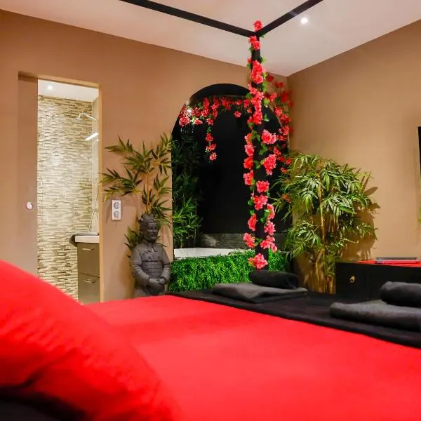 la demeure de POULPICAN Chambre SAKURA jacuzzi charme romantique terrasse privée 300m plage et restaurants La Croix Valmer - Golfe Saint Tropez, khách sạn ở La Croix-Valmer