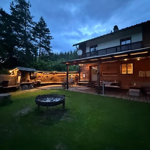 Ferienhaus im Wald, hotel v destinaci Edelschrott