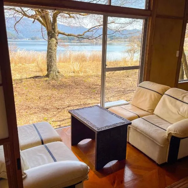 湖畔に佇む河口湖を一望できる絶景の宿 湖畔コテージ smile, hotel in Oishi