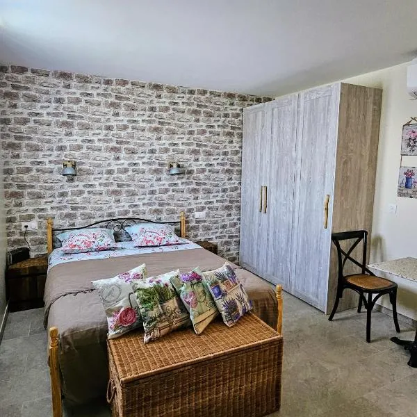 Charmant studio près de la plage avec jacuzzi et terrasse privative, hotel sa Villeneuve-Loubet