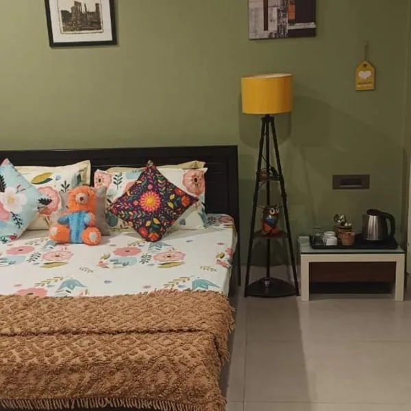 Riverside Palm Deluxe Double Room with AC in a house near Kamakhya and IHR, hotel in Guwahati