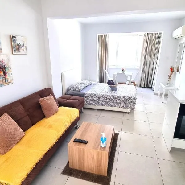 Stylish Studio - 2 Minutes from Kastella Beach, hotel en Lárnaca