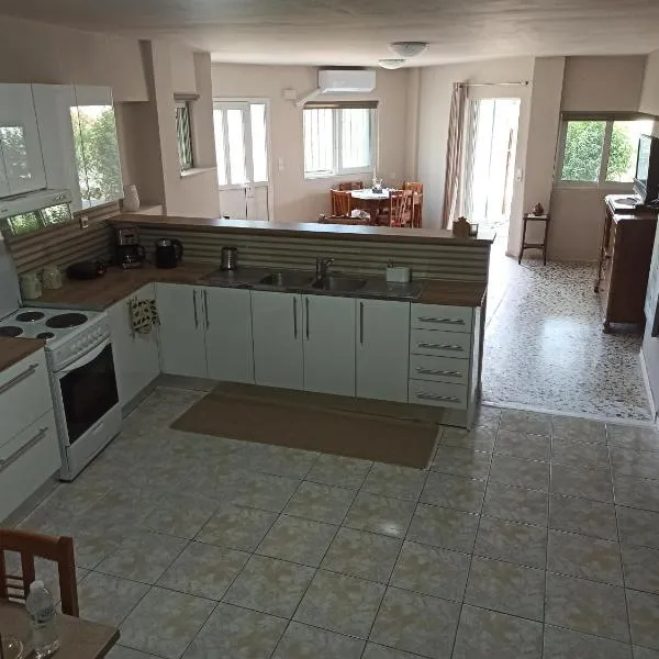 Villa kakoliri, hotel v destinaci Taxiárkhai