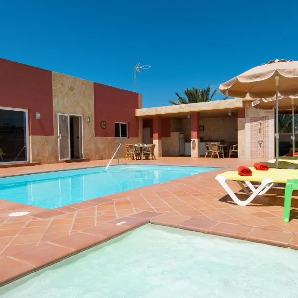 Villa Los Azules with pool and jacuzzi، فندق في ماسبالوماس