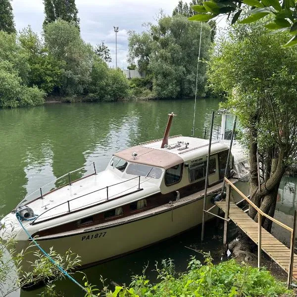 Séjour insolite sur un bateau, hotel in Louveciennes