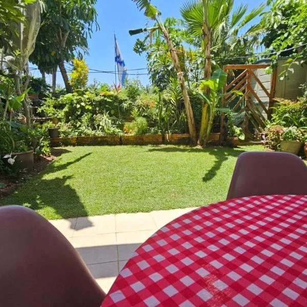 Holiday garden apartment עם מקלט, hotel in Caesarea