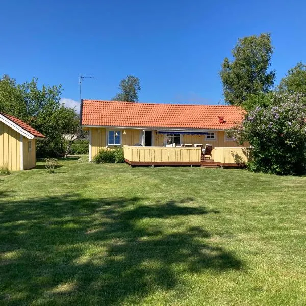Trevligt fritidshus med allt vad Bohuslän erbjuder, hotel in Fjällbacka