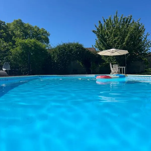 La Colline de Tilleul - Les Tilleuls - 4 STAR RATED - stunning cottage with pool near Aubeterre in idyllic location, hotel in Saint-Romain