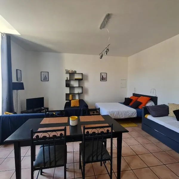 LE PRIEURE - STUDIOS jusqu'à 4 personnes, hotel in Villeneuve-lès-Béziers