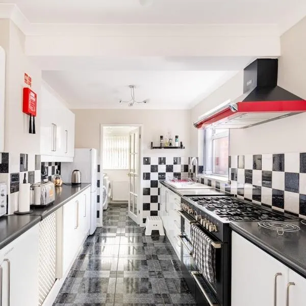Spacious 5 bedroom, 2 Living Room, Games Room, hotel v destinaci Wolverhampton