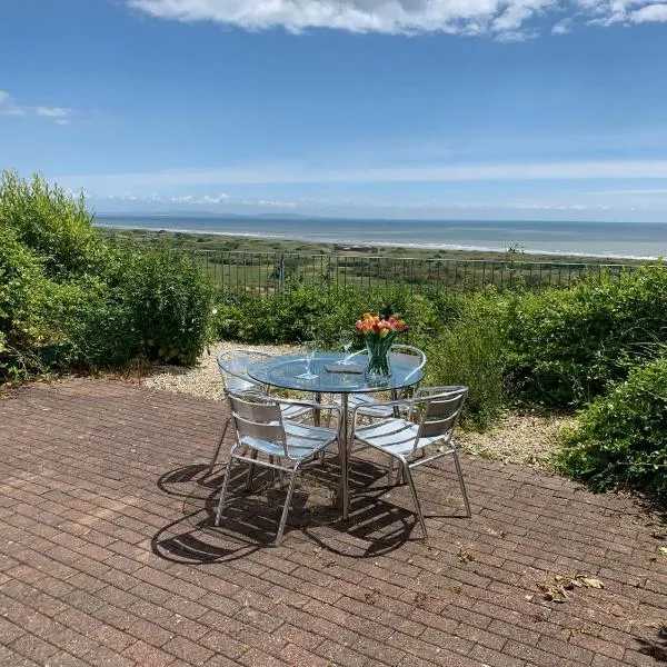 Coastview Cottage ,quiet beach holiday, hotel v destinaci Pendine